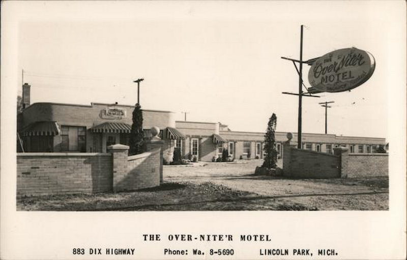 Lamplighter Motel (The Over-Niter Motel) - Vintage Postcard